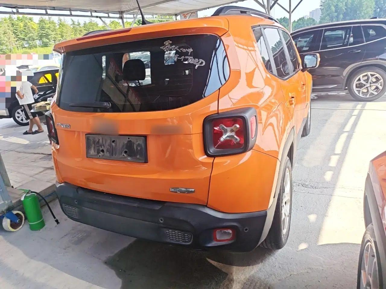 Jeep Renegade 2017 180T Automatic High-Energy Version — миниатюра 6