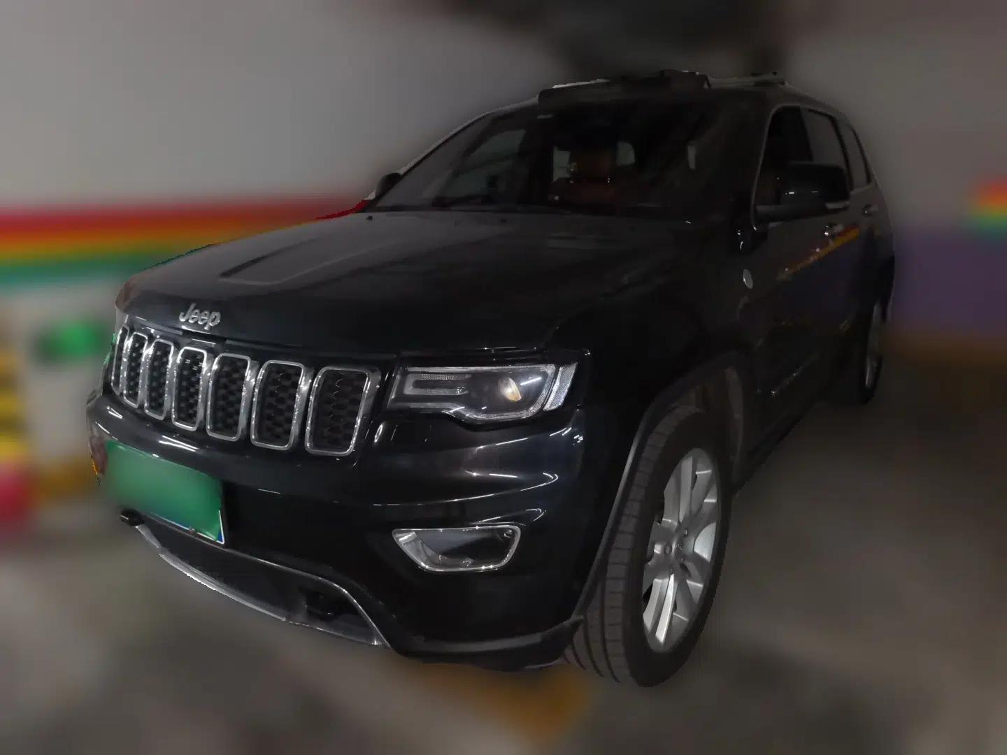 Jeep Grand Cherokee 2016 3.0L Comfort Navigation Edition — миниатюра 1