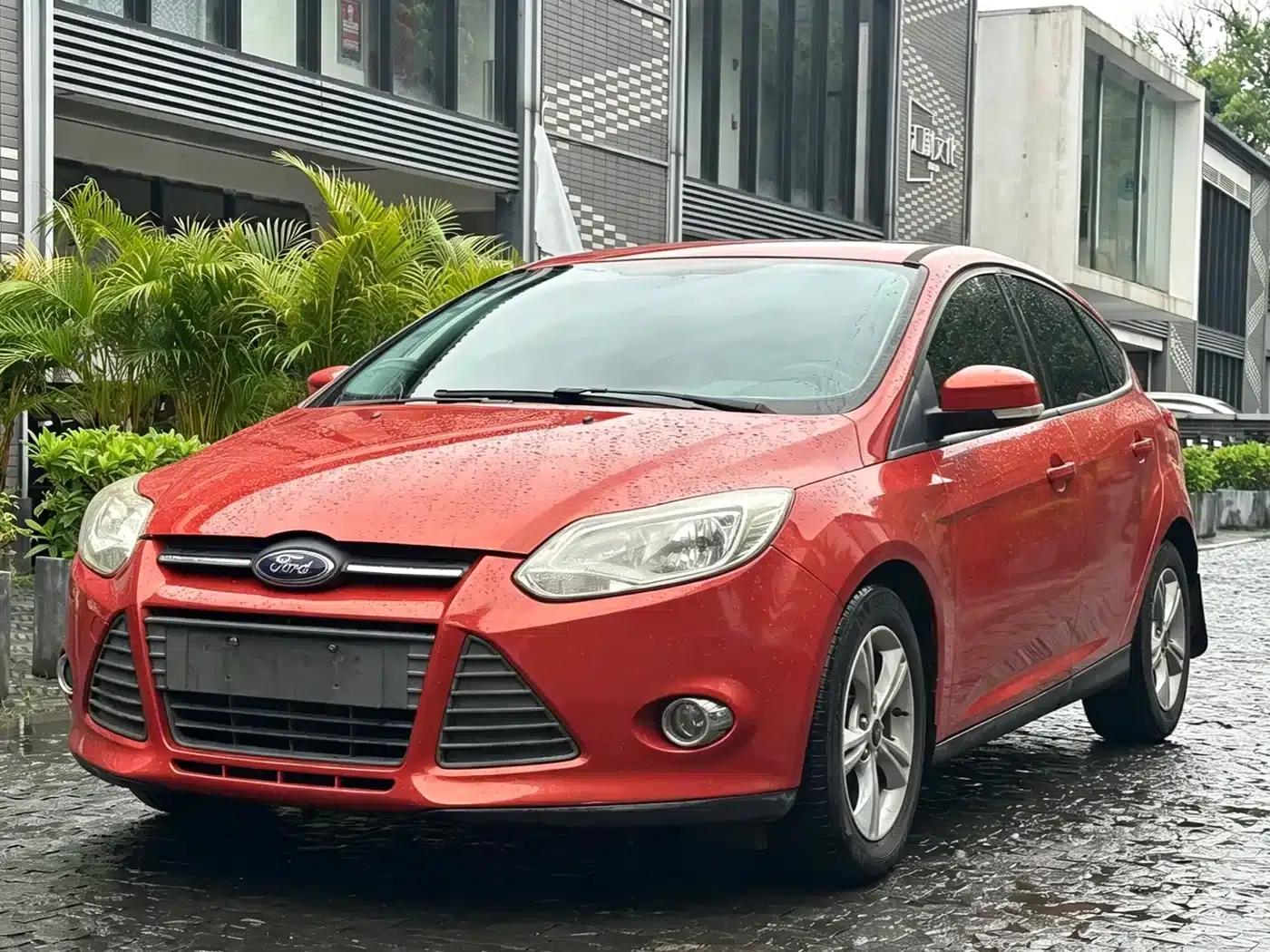Ford Focus 2012 Hatchback 1.6L Automatic Fashion Edition — миниатюра 1