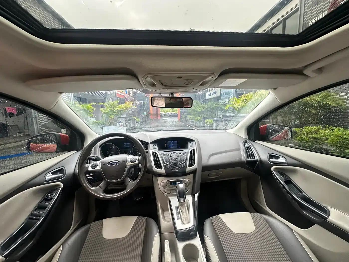 Ford Focus 2012 Hatchback 1.6L Automatic Fashion Edition — миниатюра 2