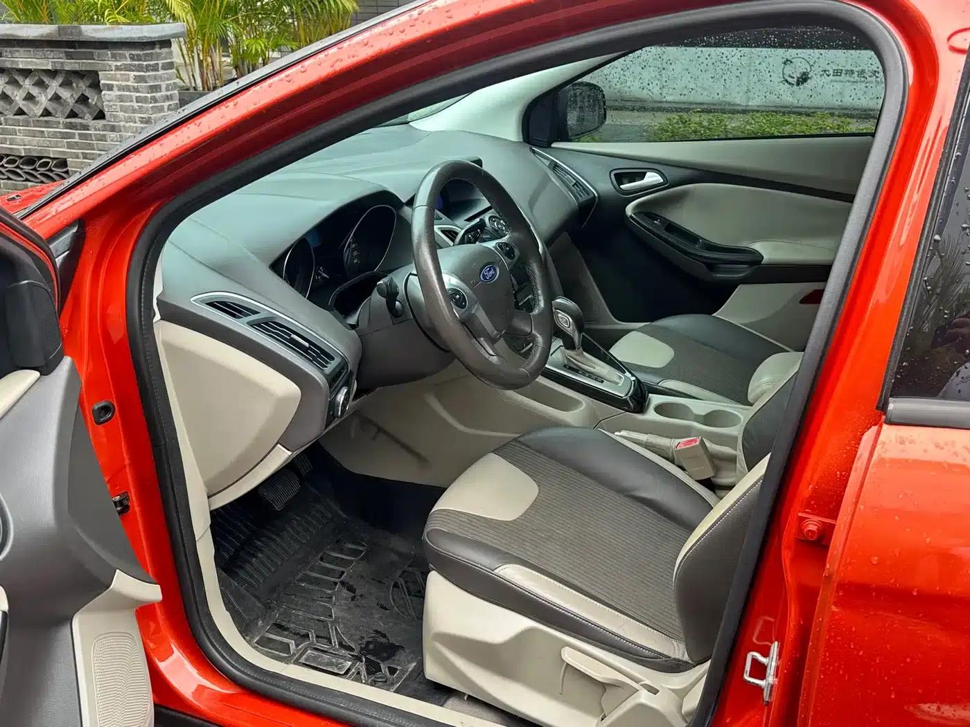 Ford Focus 2012 Hatchback 1.6L Automatic Fashion Edition — миниатюра 3