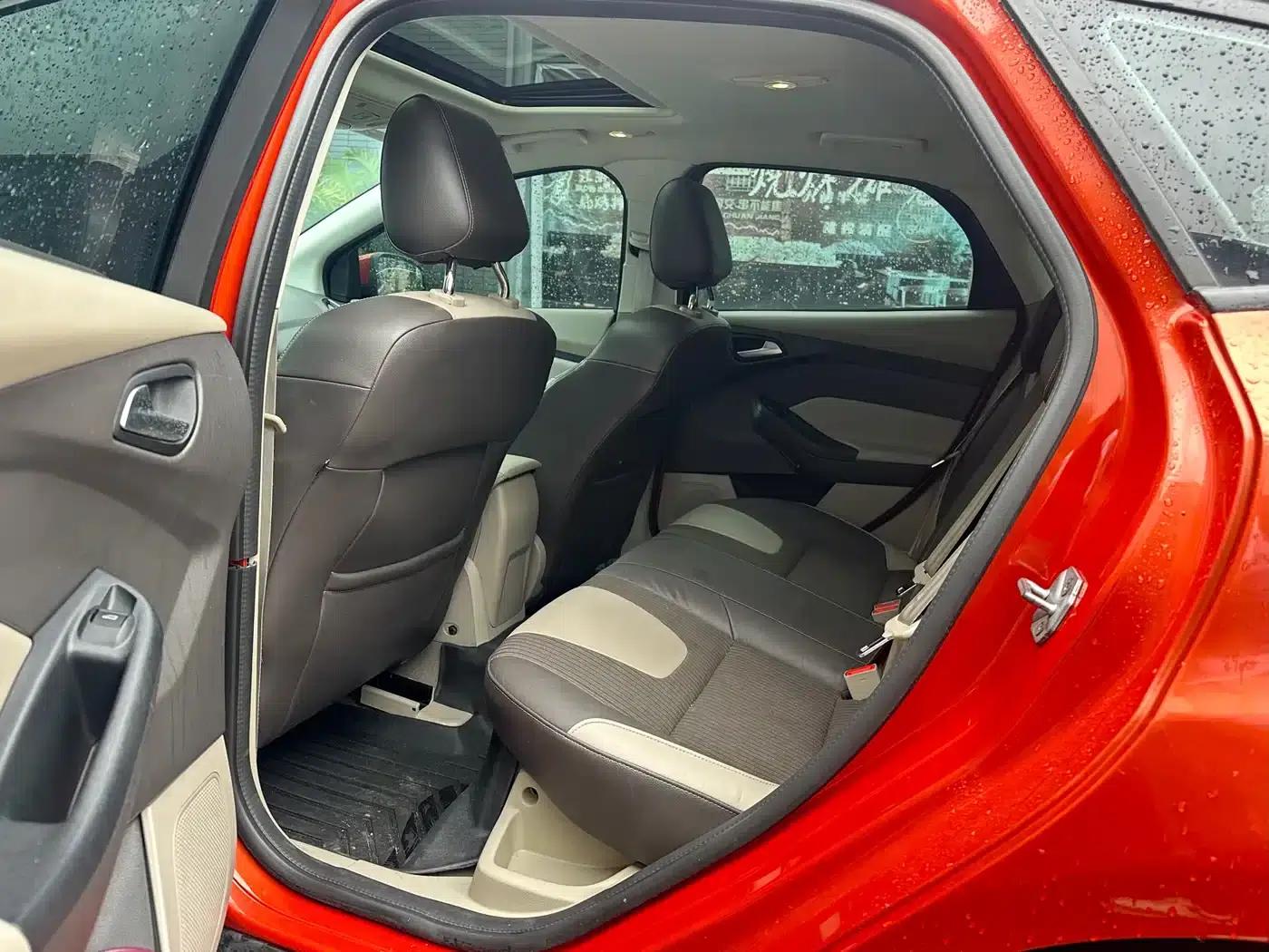 Ford Focus 2012 Hatchback 1.6L Automatic Fashion Edition — миниатюра 4