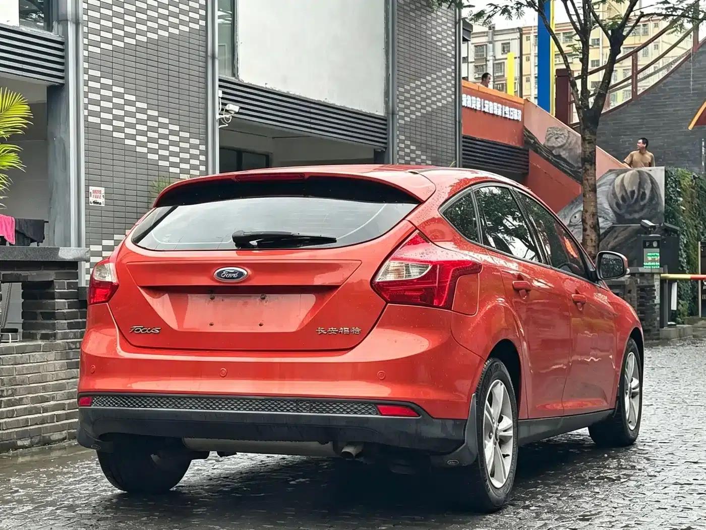 Ford Focus 2012 Hatchback 1.6L Automatic Fashion Edition — миниатюра 5