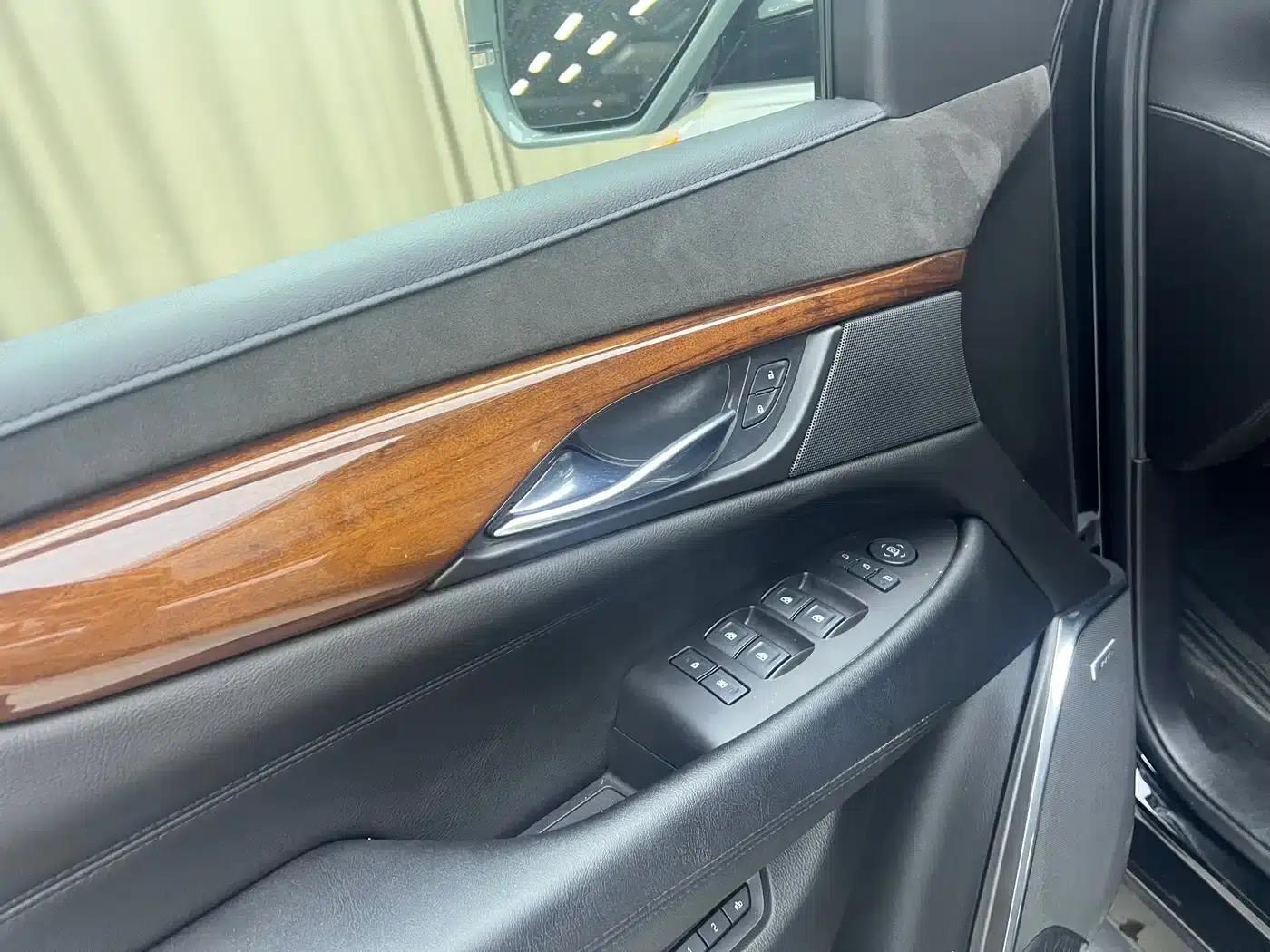 2016 Cadillac Escalade 6.2L US Spec — миниатюра 8