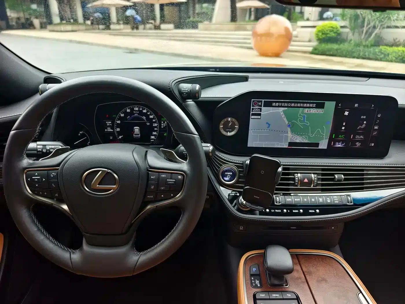 Lexus LS 2021 500h Premium Edition — миниатюра 3