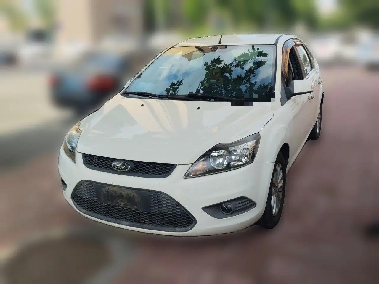 Ford Focus 2013 Hatchback Classic 1.8L Manual Base Model — миниатюра 1