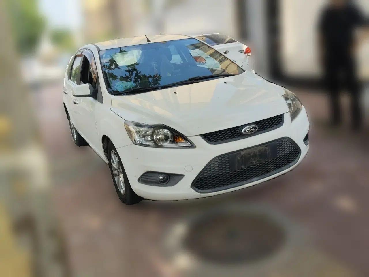 Ford Focus 2013 Hatchback Classic 1.8L Manual Base Model — миниатюра 3