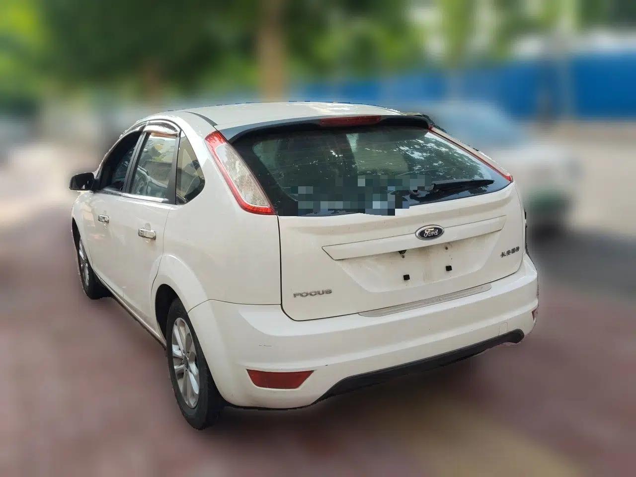Ford Focus 2013 Hatchback Classic 1.8L Manual Base Model — миниатюра 4