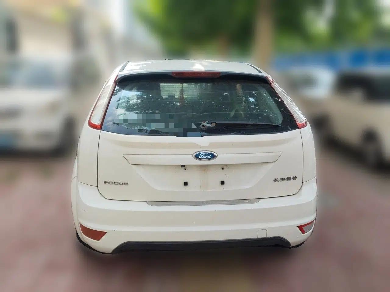 Ford Focus 2013 Hatchback Classic 1.8L Manual Base Model — миниатюра 5