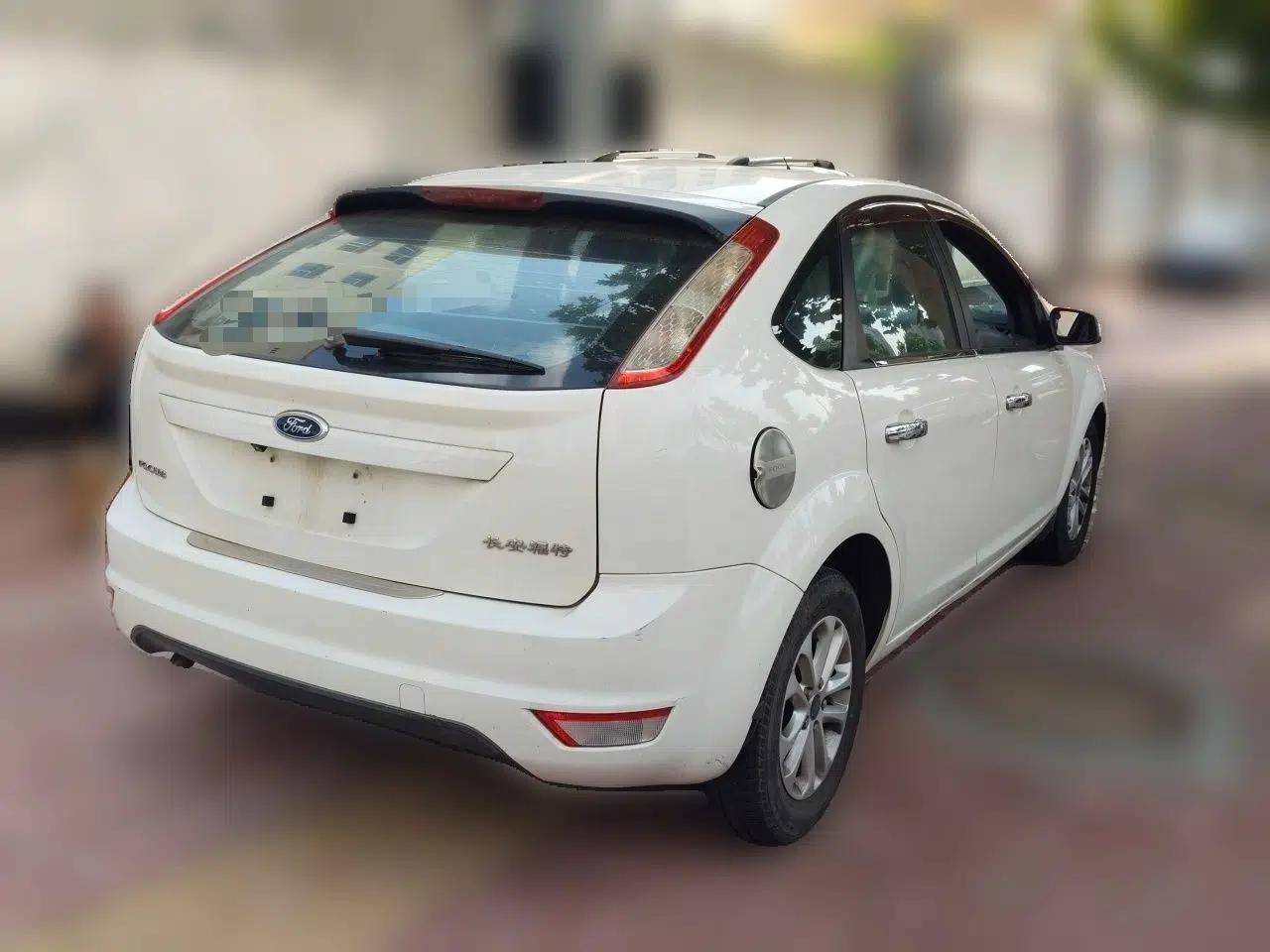 Ford Focus 2013 Hatchback Classic 1.8L Manual Base Model — миниатюра 6