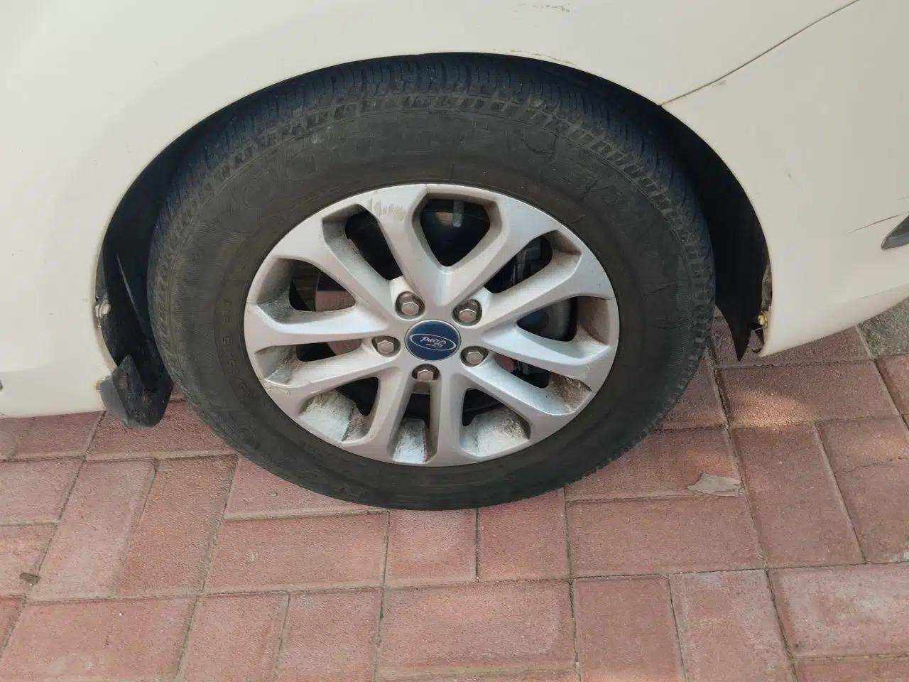 Ford Focus 2013 Hatchback Classic 1.8L Manual Base Model — миниатюра 8