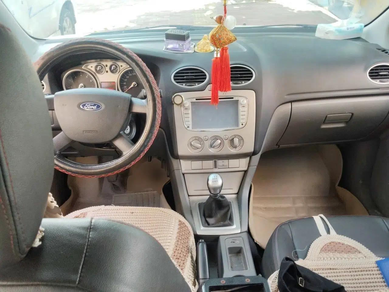 Ford Focus 2013 Hatchback Classic 1.8L Manual Base Model — миниатюра 9