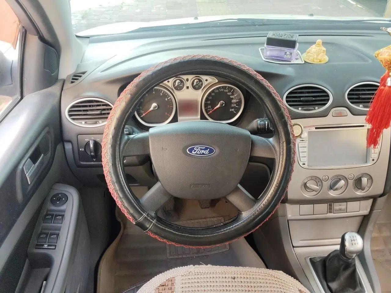 Ford Focus 2013 Hatchback Classic 1.8L Manual Base Model — миниатюра 10