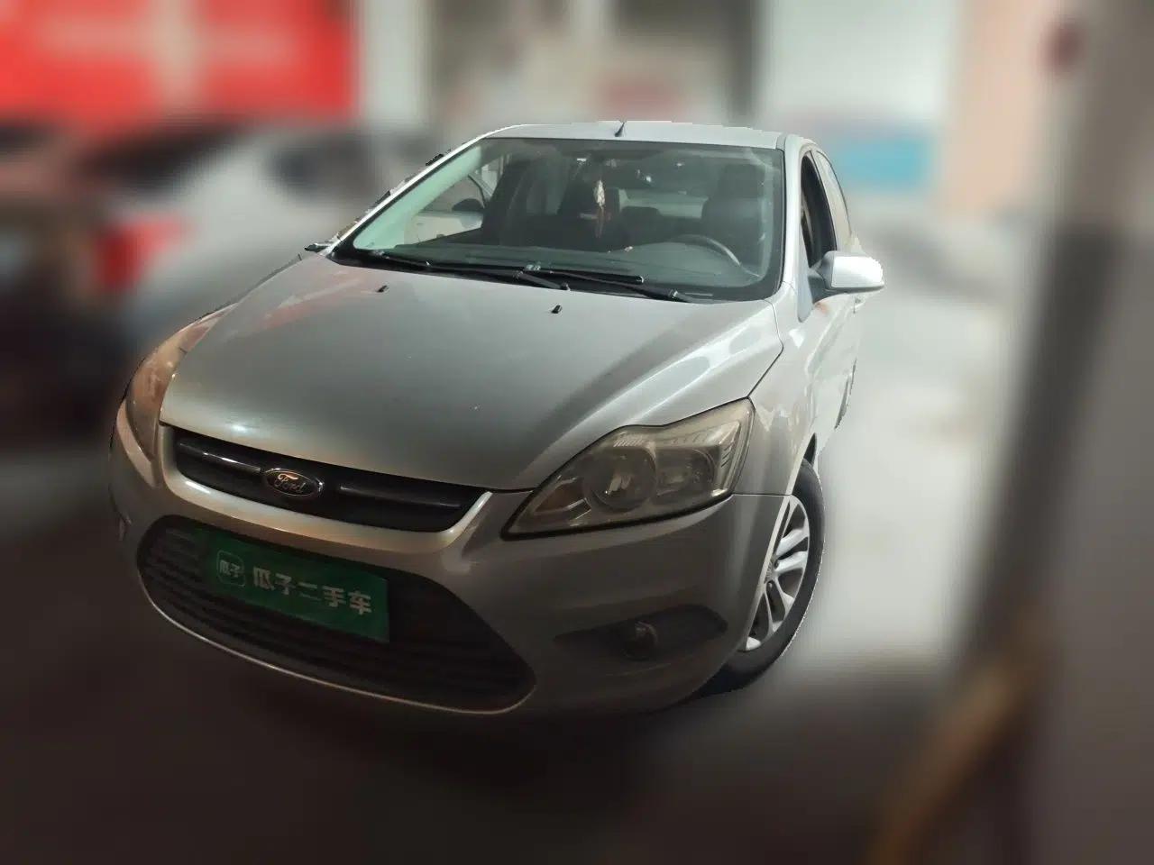 Ford Focus 2013 Sedan Classic 1.8L Manual Base Model — миниатюра 1