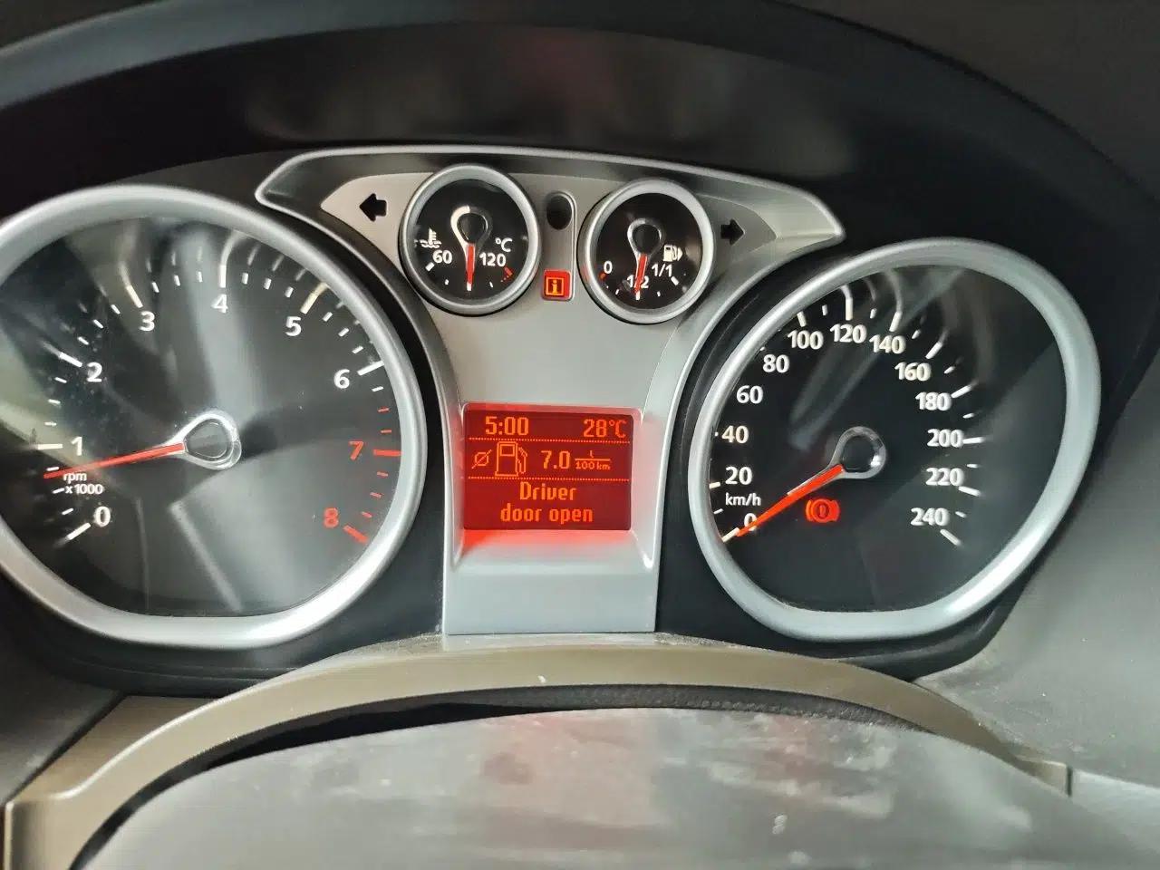 Ford Focus 2013 Sedan Classic 1.8L Manual Base Model — миниатюра 11
