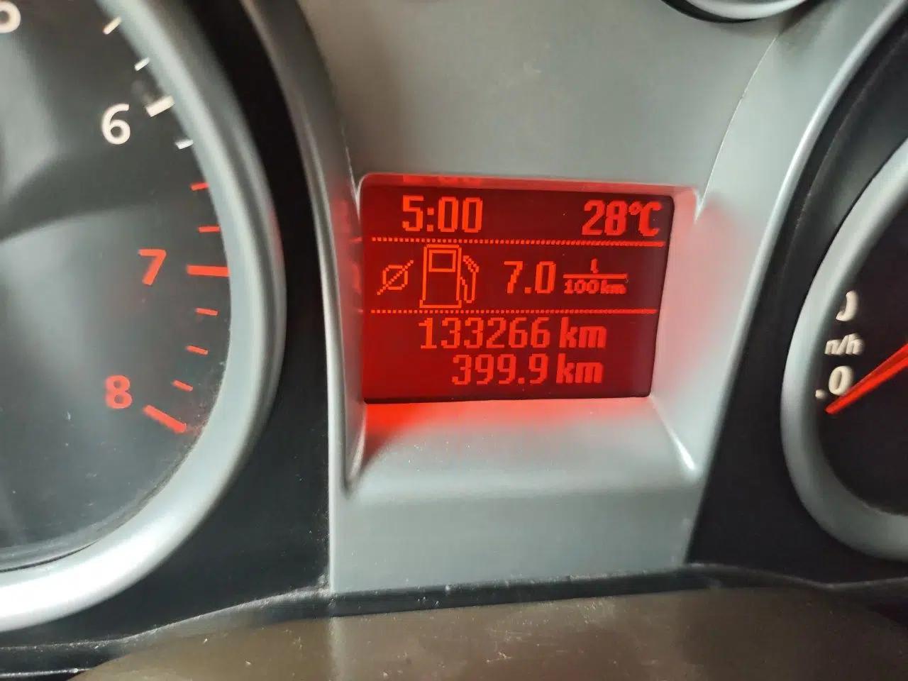 Ford Focus 2013 Sedan Classic 1.8L Manual Base Model — миниатюра 12