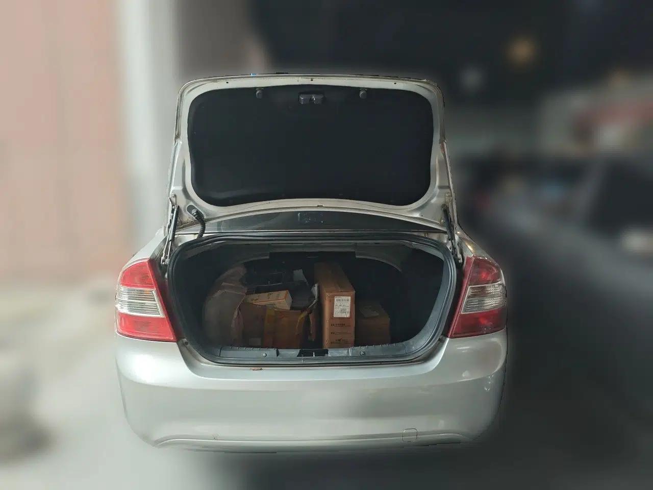 Ford Focus 2013 Sedan Classic 1.8L Manual Base Model — миниатюра 19