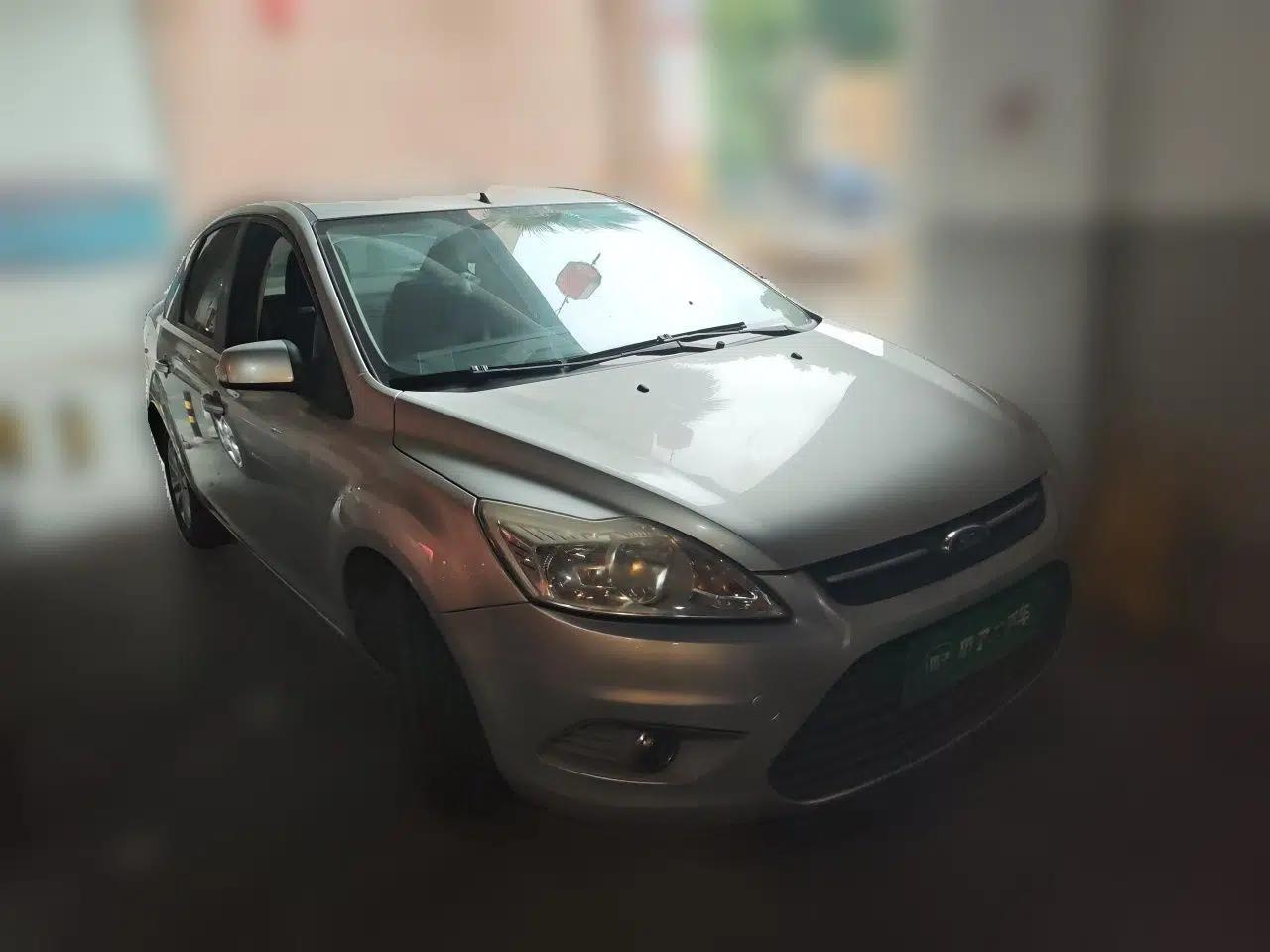 Ford Focus 2013 Sedan Classic 1.8L Manual Base Model — миниатюра 3