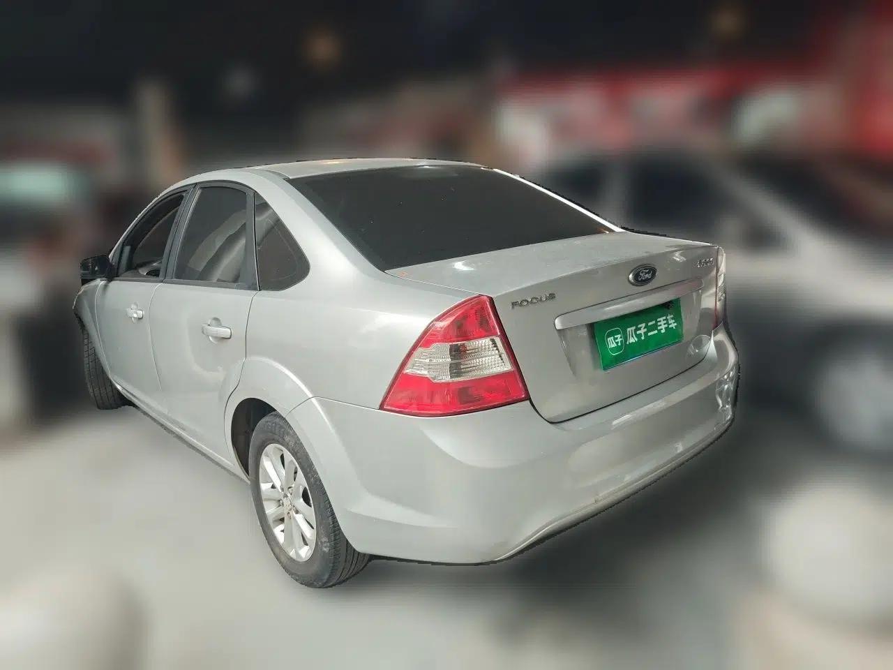 Ford Focus 2013 Sedan Classic 1.8L Manual Base Model — миниатюра 4