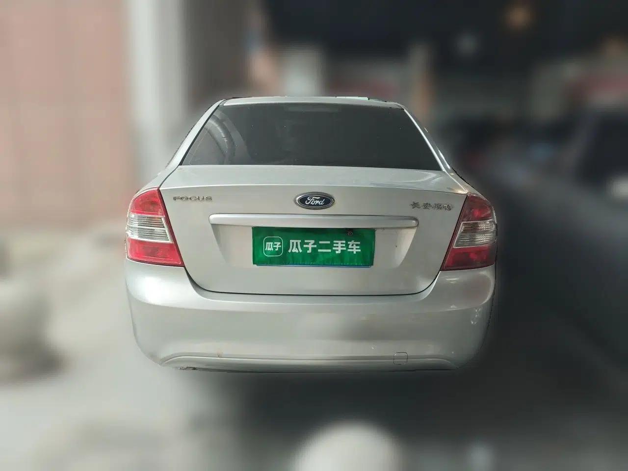 Ford Focus 2013 Sedan Classic 1.8L Manual Base Model — миниатюра 5