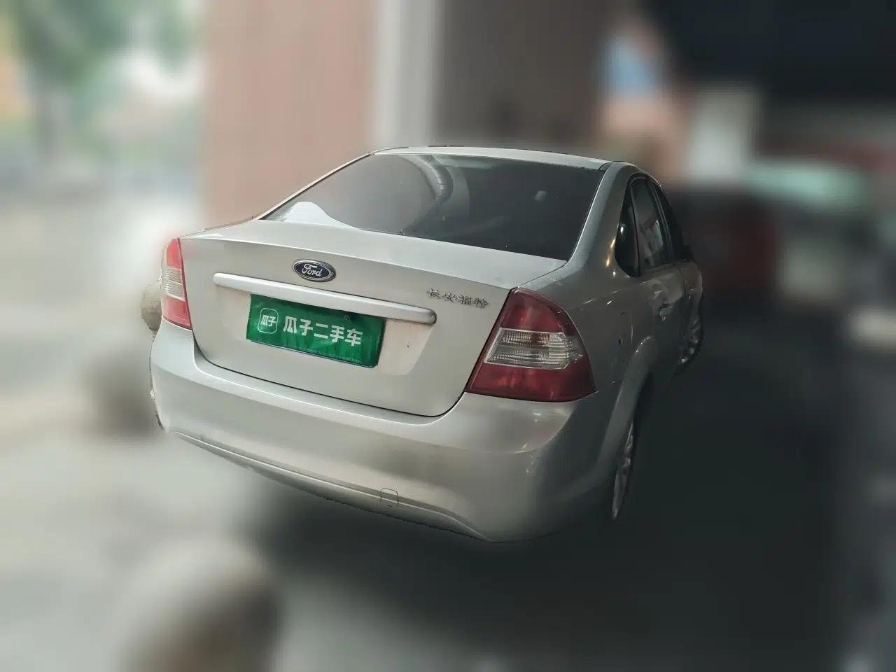 Ford Focus 2013 Sedan Classic 1.8L Manual Base Model — миниатюра 6
