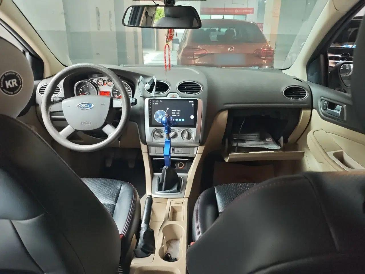 Ford Focus 2013 Sedan Classic 1.8L Manual Base Model — миниатюра 9