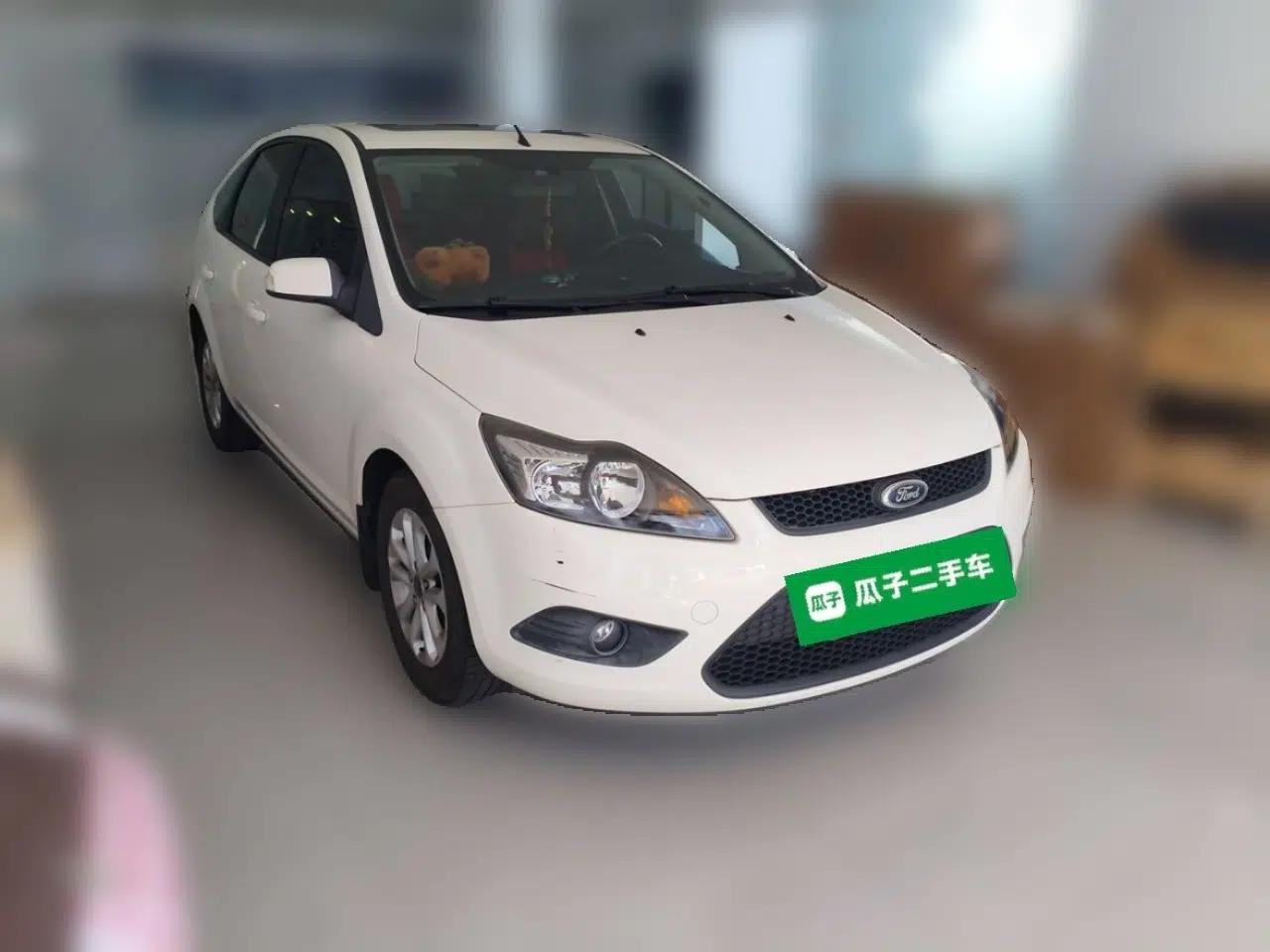 Ford Focus 2013 Hatchback Classic 1.8L Manual Millionth Anniversary Edition — миниатюра 3