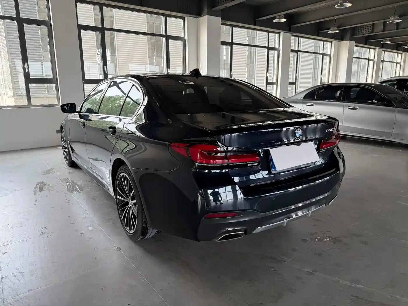 2022 BMW 5 Series 530Li Leading Edition M Sport Package — миниатюра 3