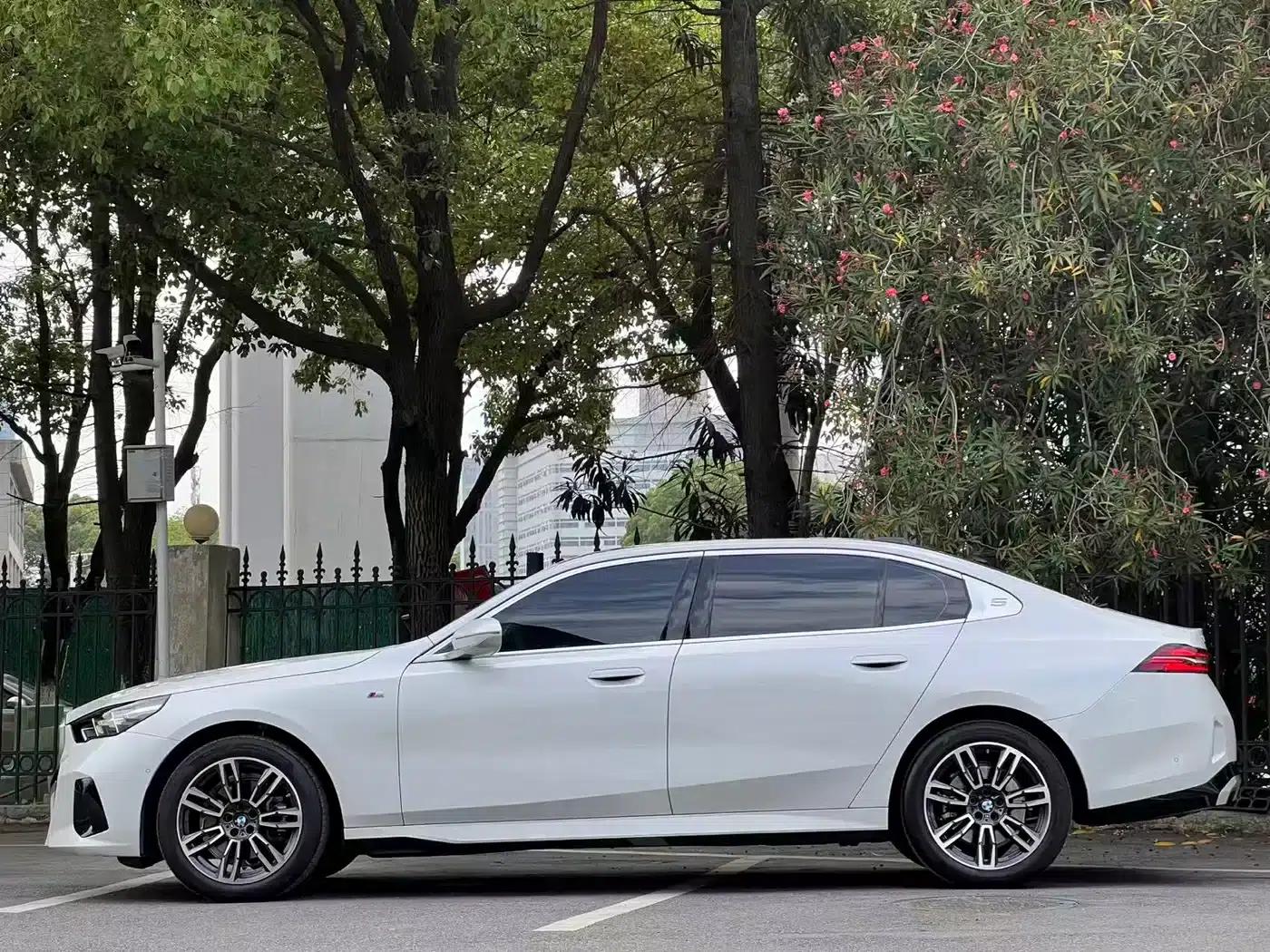 2025 BMW 5 Series 525Li M Sport Package — миниатюра 3