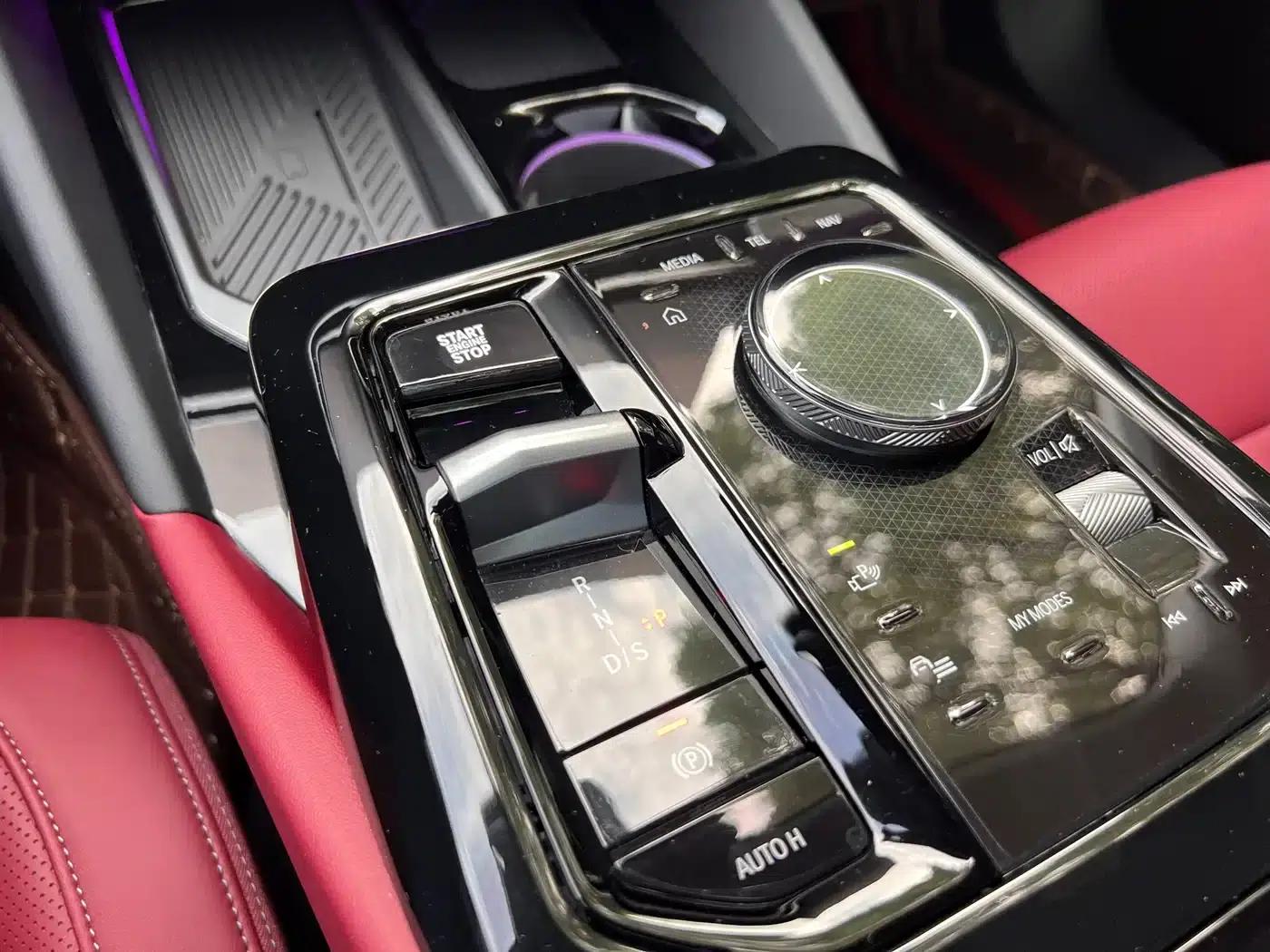 2025 BMW 5 Series 525Li M Sport Package — миниатюра 10