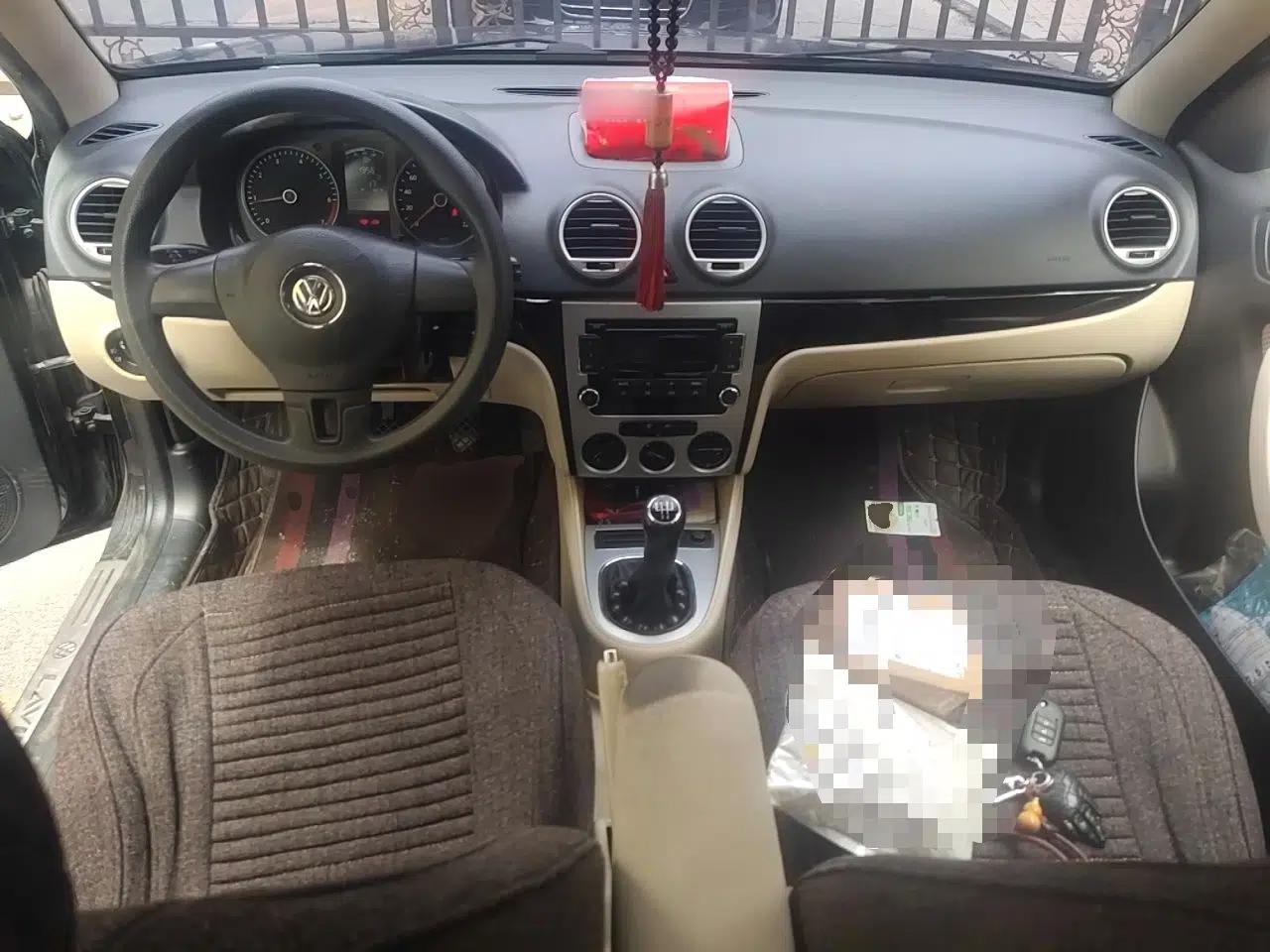 Volkswagen Lavida 2013 Classic 1.6L Manual Fashion Edition — миниатюра 9