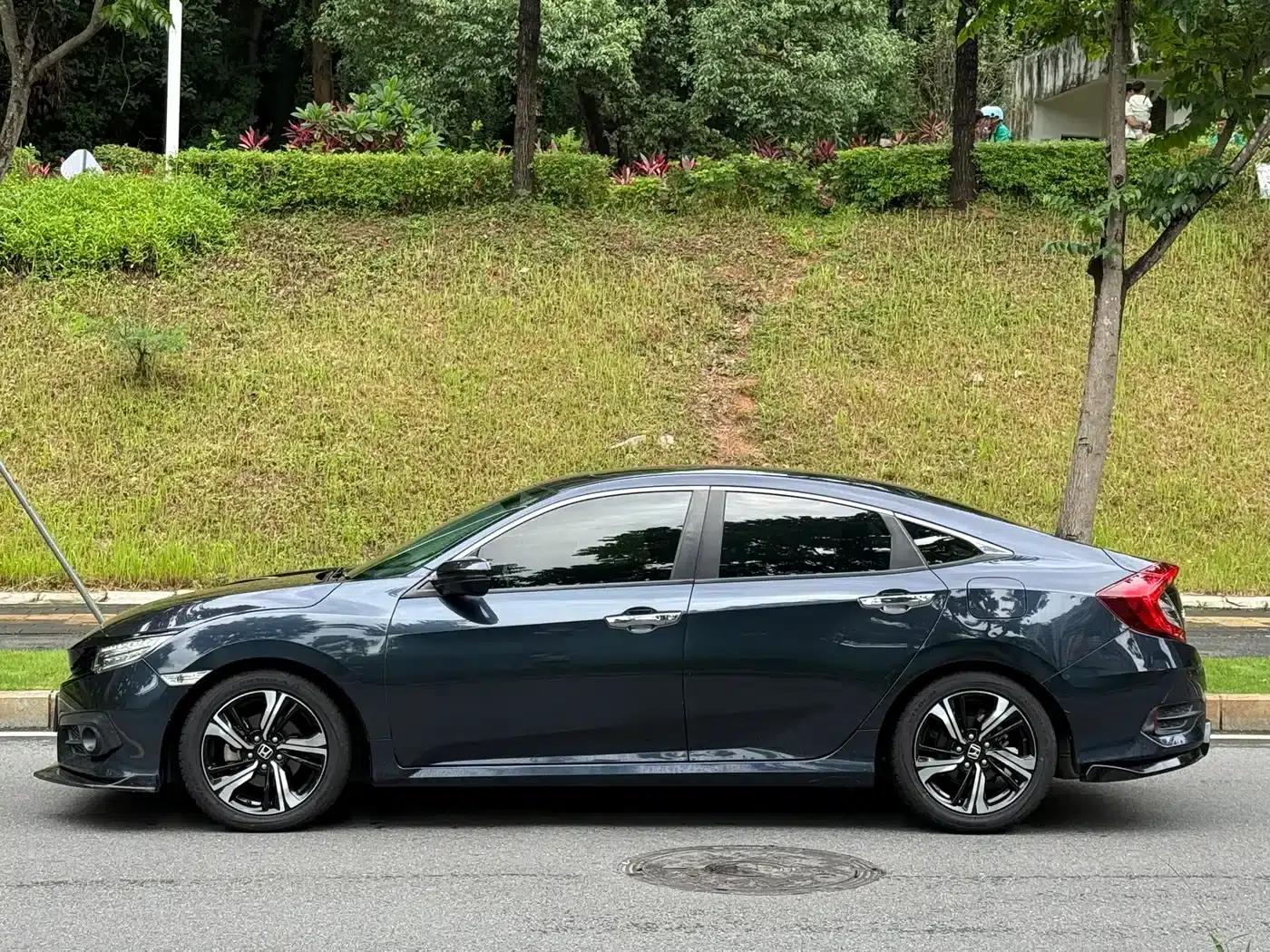 2016 Civic 220TURBO CVT Premium Edition — миниатюра 3