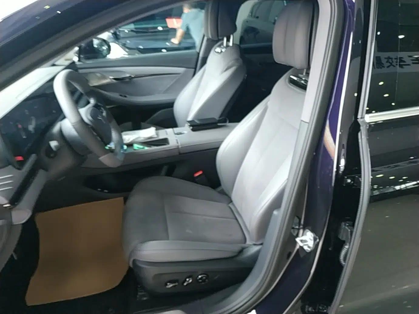 VOYAH PASSION 2024 PHEV Four-Wheel Drive Ultra-Long Range Executive Edition — миниатюра 22