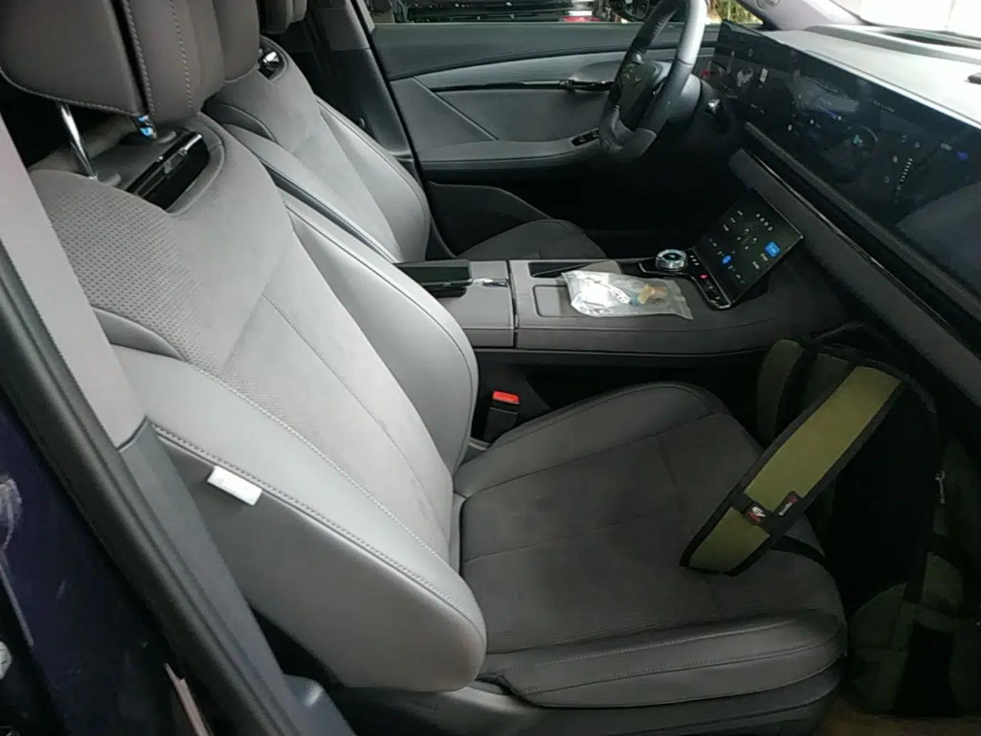 VOYAH PASSION 2024 PHEV Four-Wheel Drive Ultra-Long Range Executive Edition — миниатюра 24