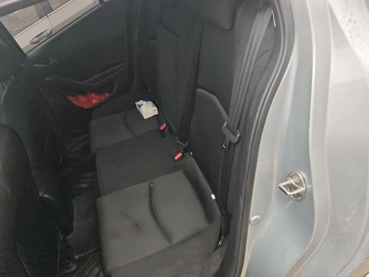 Mazda 3 Axela 2017 Sedan 1.5L Automatic Comfort Model Emission Standard China V — миниатюра 17
