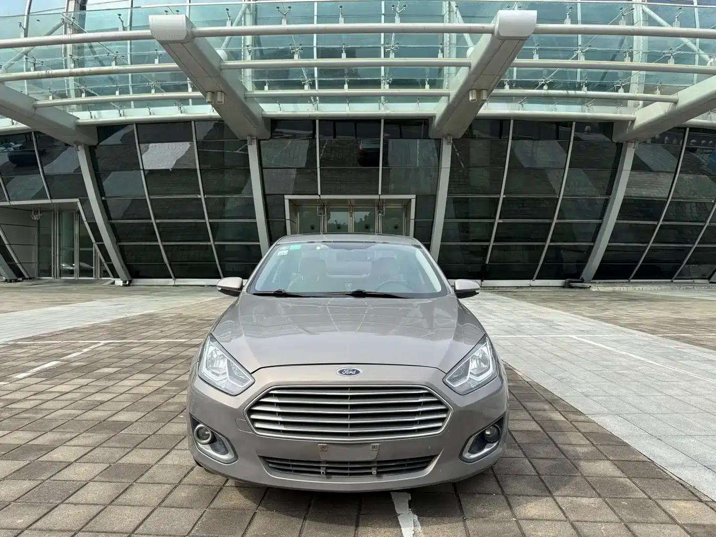 Ford Focus 2015 1.5L Automatic Fashion Edition — миниатюра 2