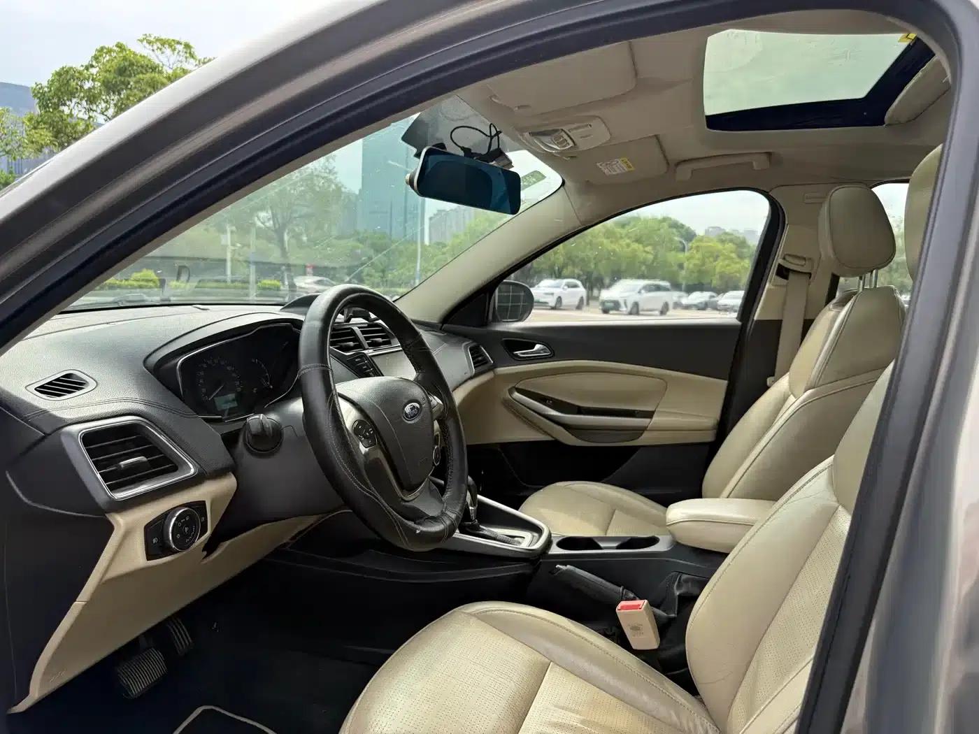 Ford Focus 2015 1.5L Automatic Fashion Edition — миниатюра 4