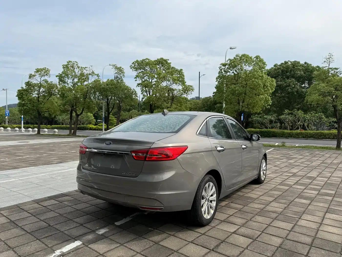 Ford Focus 2015 1.5L Automatic Fashion Edition — миниатюра 7
