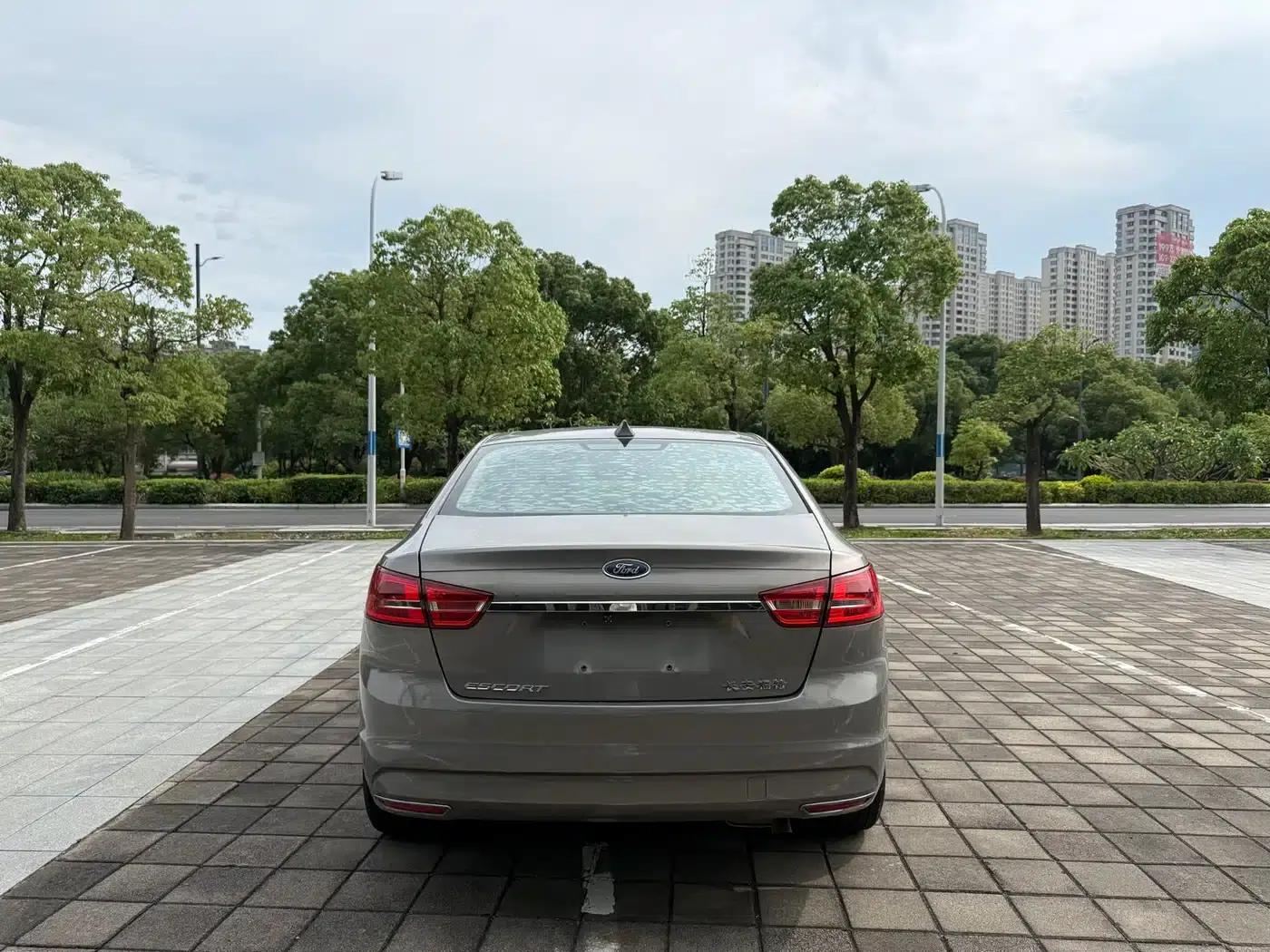 Ford Focus 2015 1.5L Automatic Fashion Edition — миниатюра 8