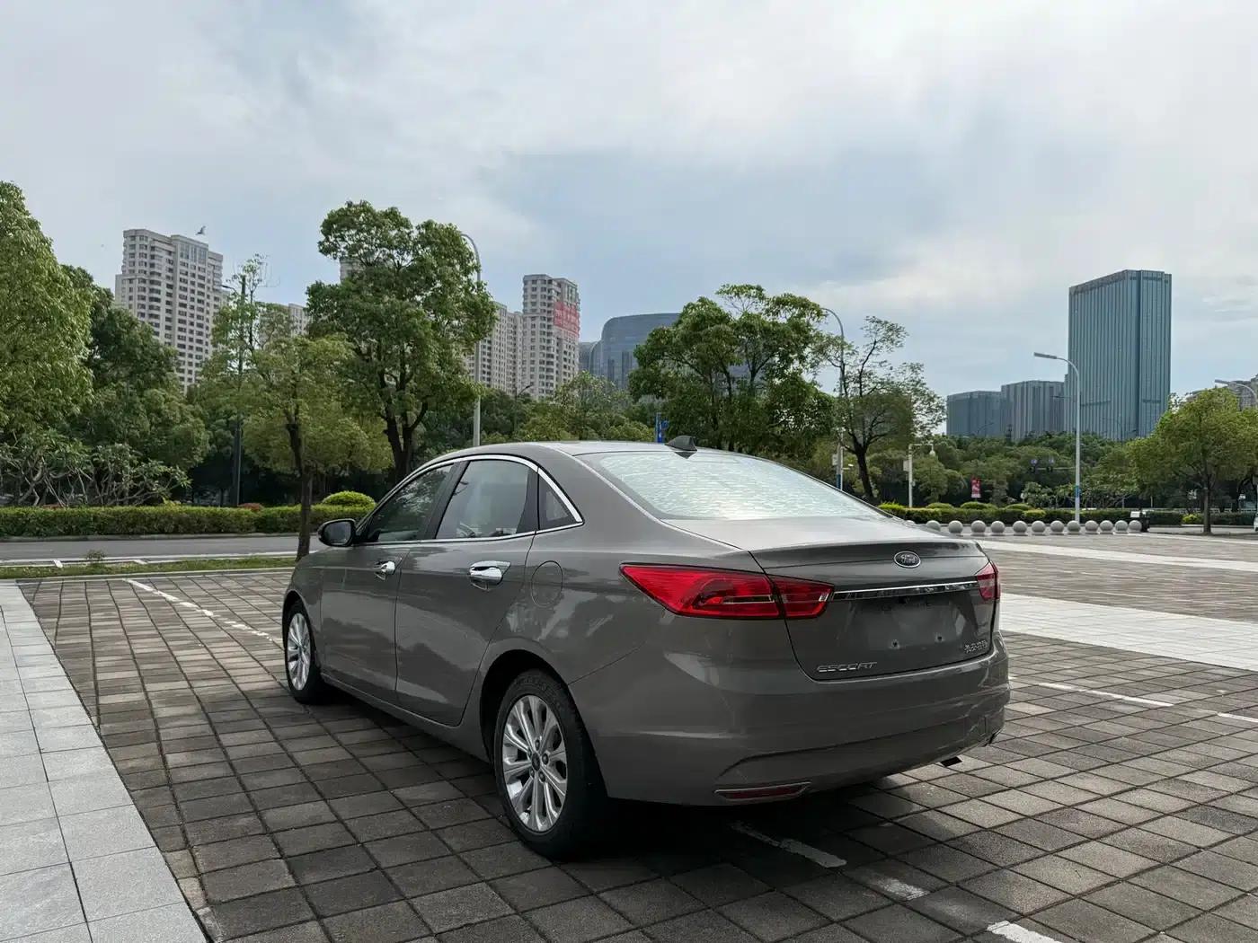 Ford Focus 2015 1.5L Automatic Fashion Edition — миниатюра 9