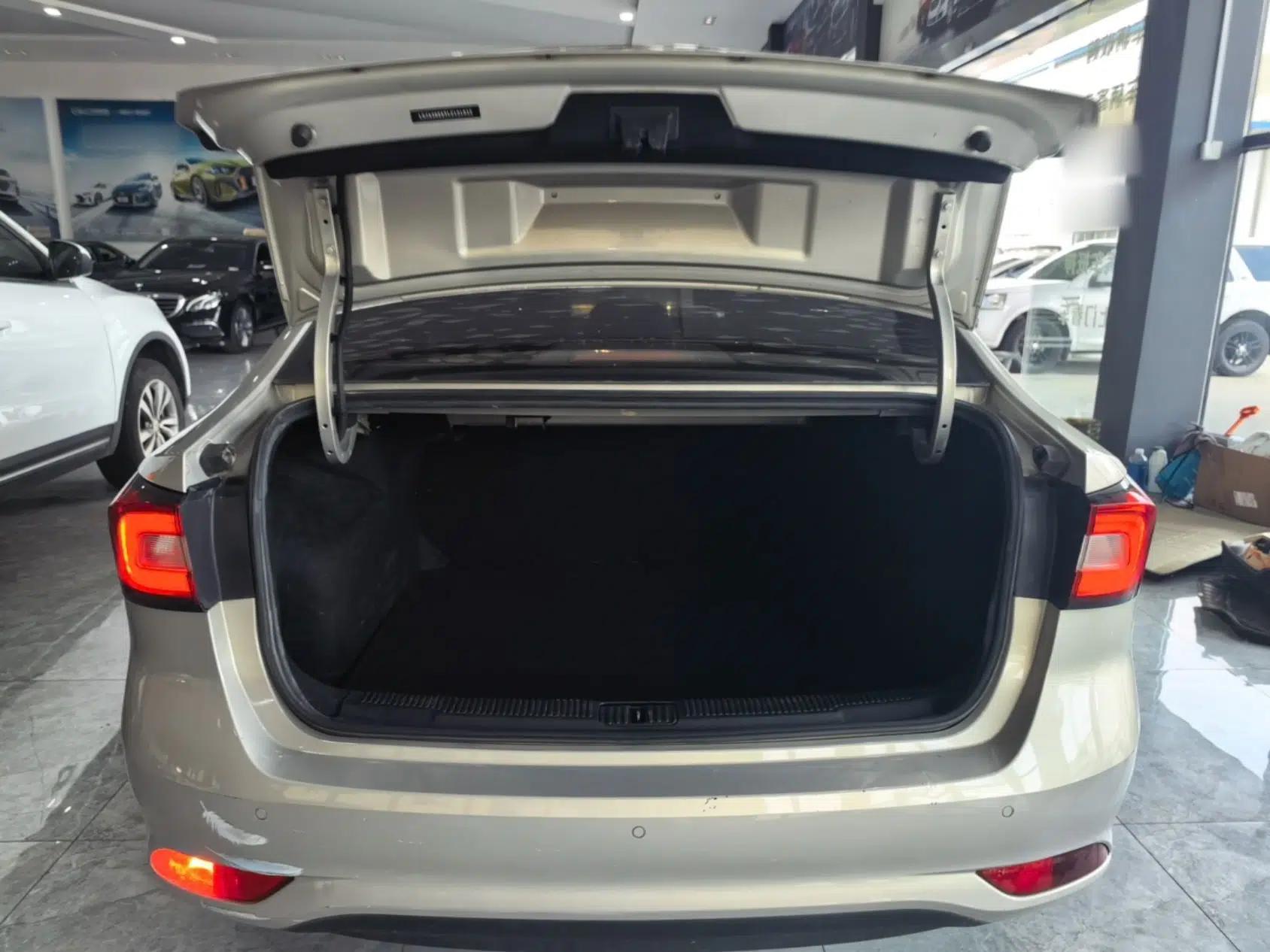 Roewe i5 2020 1.5L Automatic 4G Connect Luxury Flagship Edition — миниатюра 22