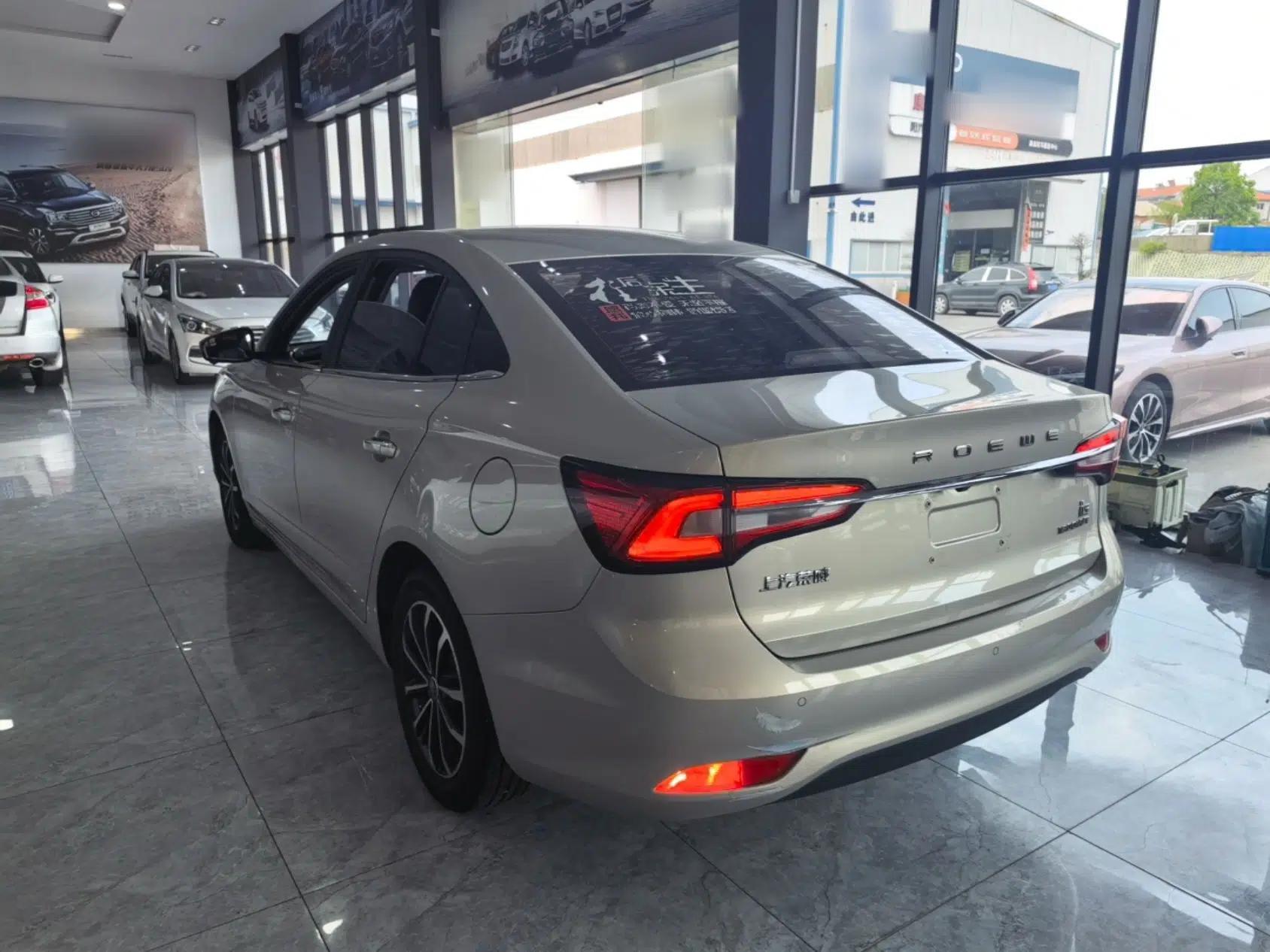 Roewe i5 2020 1.5L Automatic 4G Connect Luxury Flagship Edition — миниатюра 4