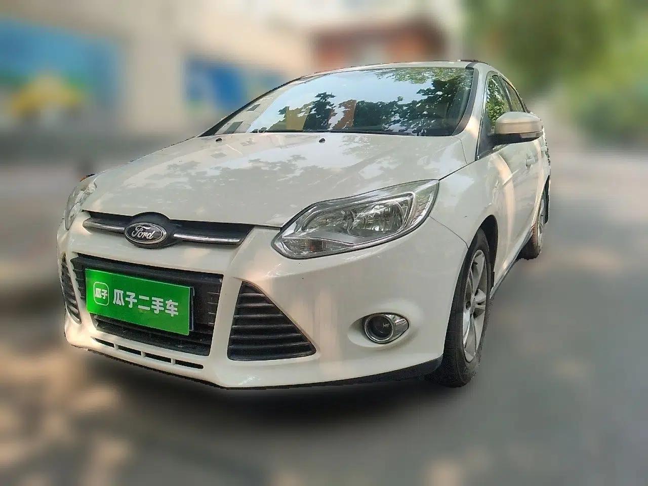 Ford Focus 2012 Hatchback 1.6L Manual Fashion Edition — миниатюра 1