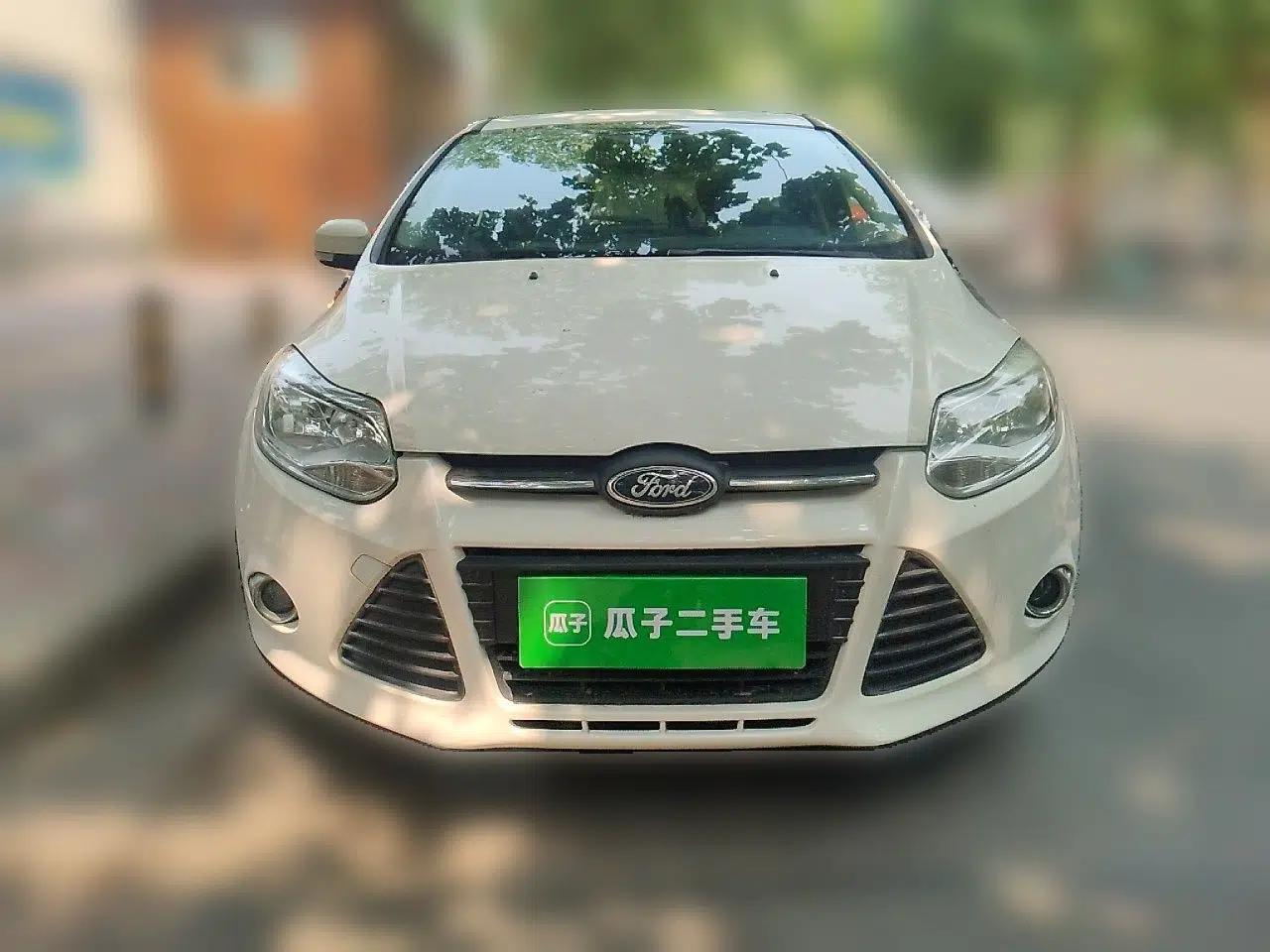 Ford Focus 2012 Hatchback 1.6L Manual Fashion Edition — миниатюра 2