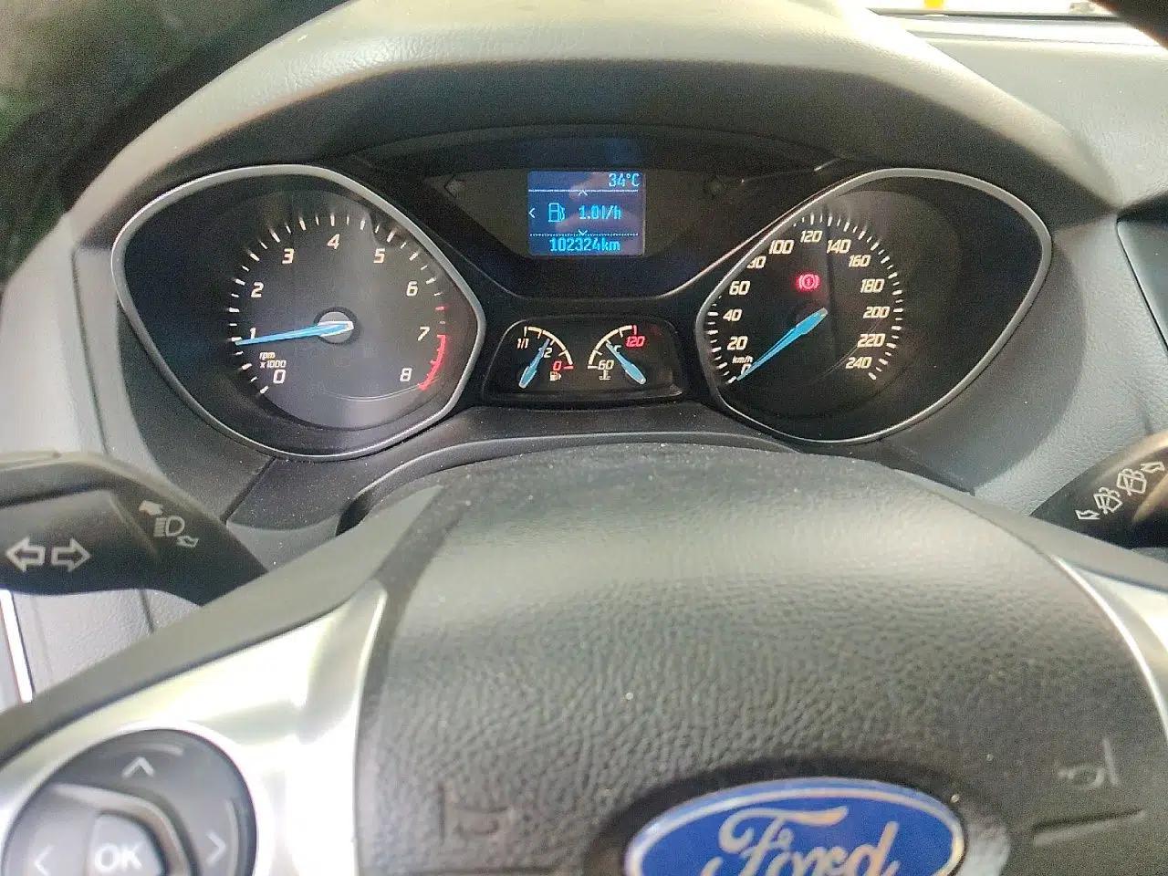 Ford Focus 2012 Hatchback 1.6L Manual Fashion Edition — миниатюра 11