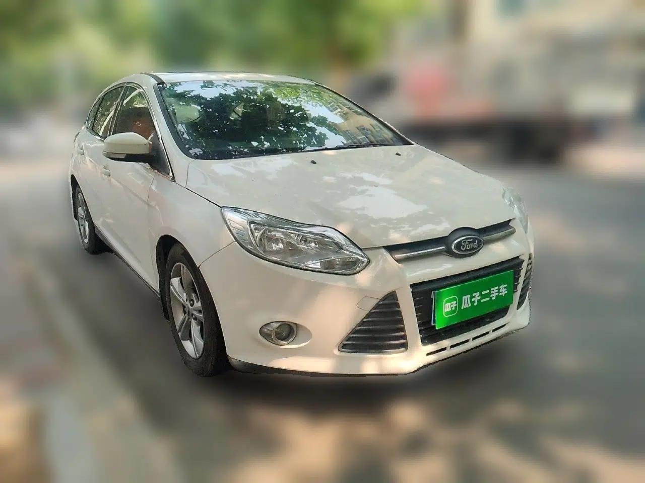 Ford Focus 2012 Hatchback 1.6L Manual Fashion Edition — миниатюра 3