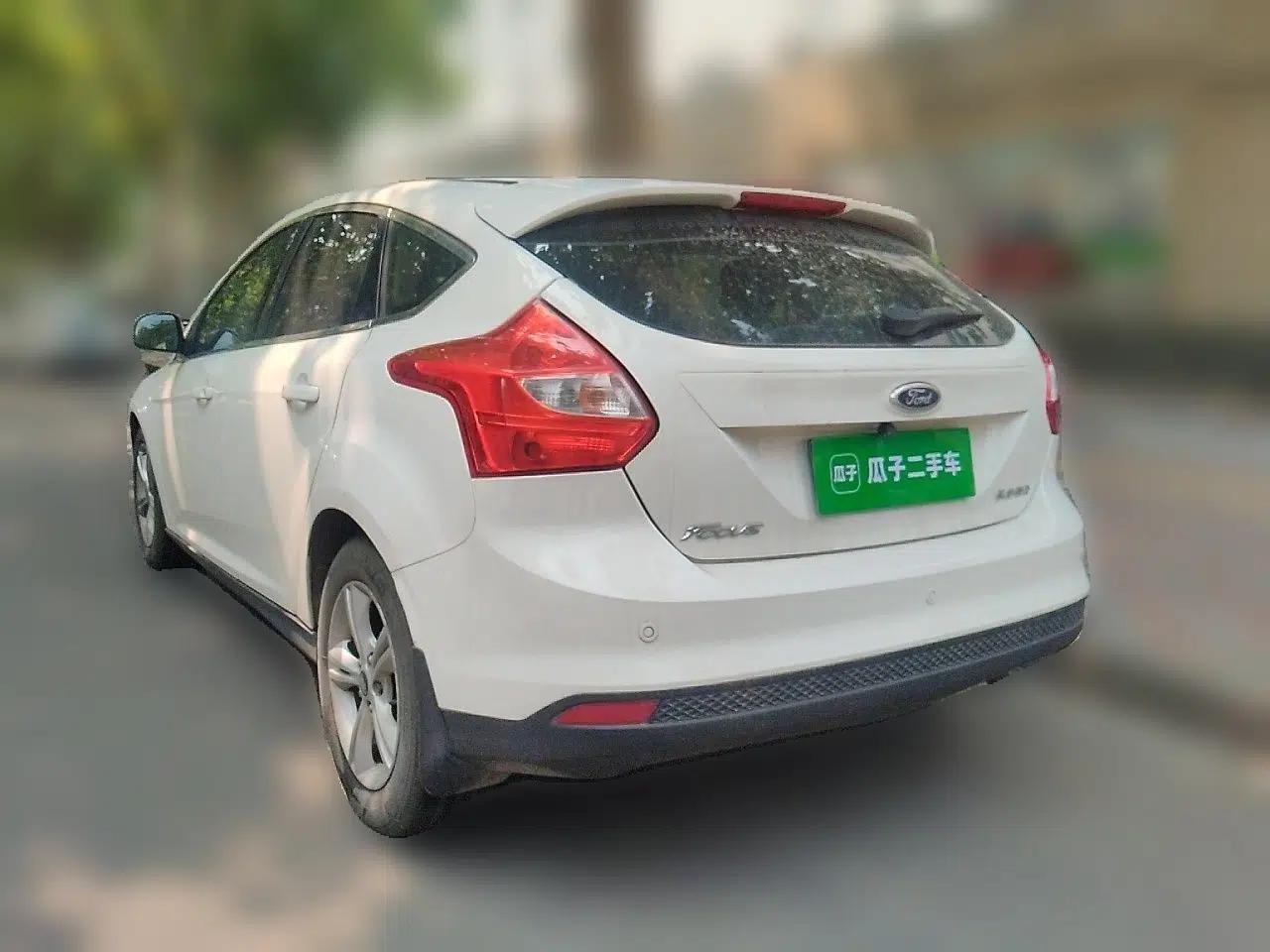 Ford Focus 2012 Hatchback 1.6L Manual Fashion Edition — миниатюра 4