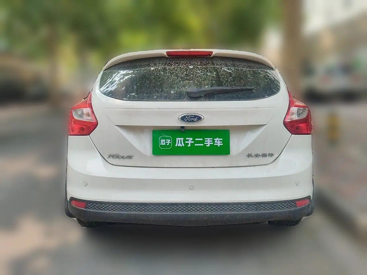 Ford Focus 2012 Hatchback 1.6L Manual Fashion Edition — миниатюра 5