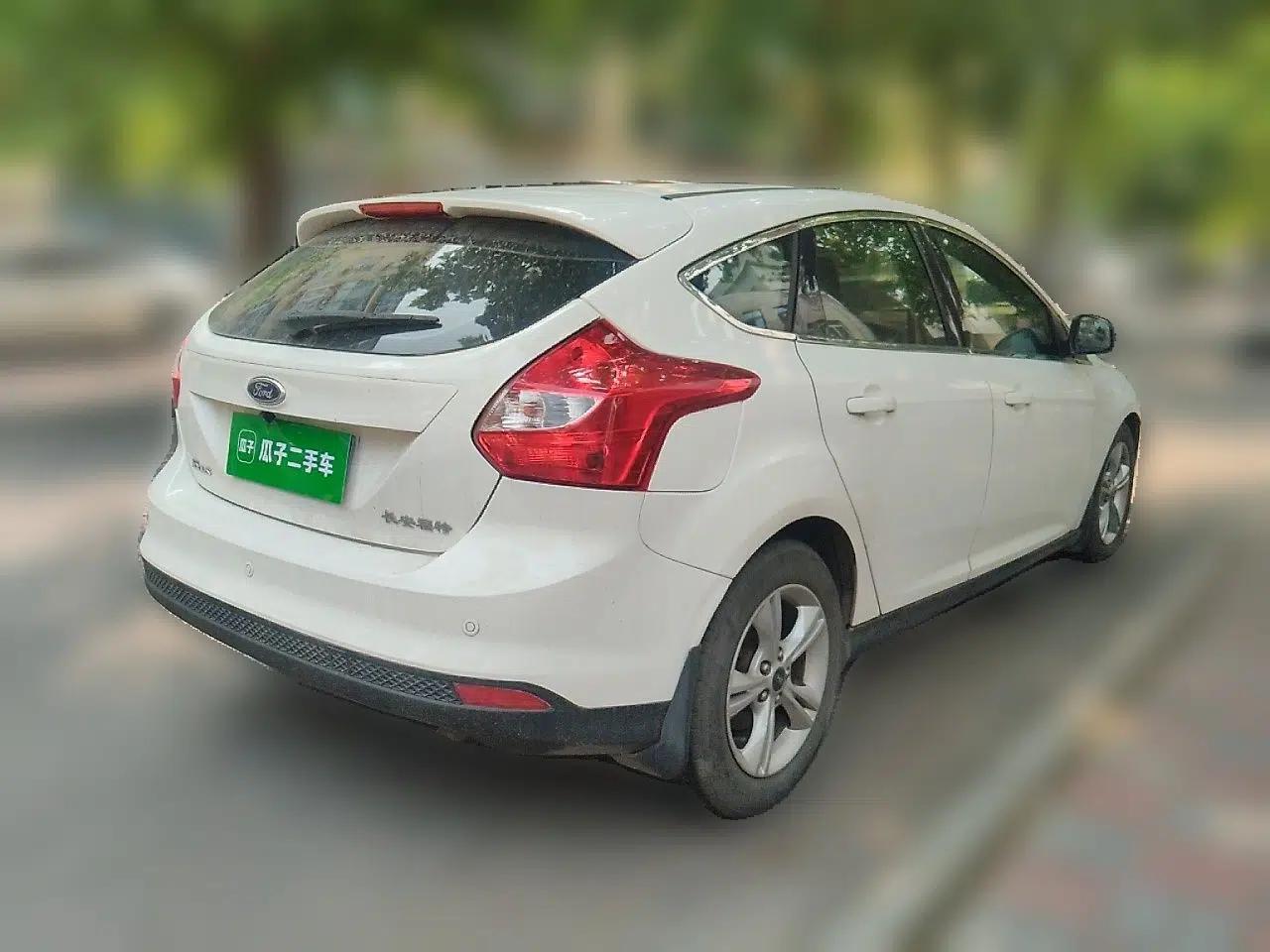 Ford Focus 2012 Hatchback 1.6L Manual Fashion Edition — миниатюра 6