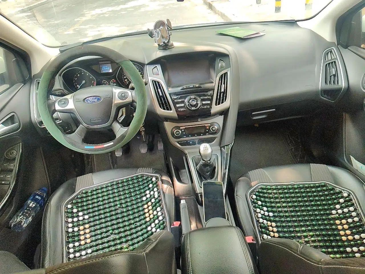 Ford Focus 2012 Hatchback 1.6L Manual Fashion Edition — миниатюра 9